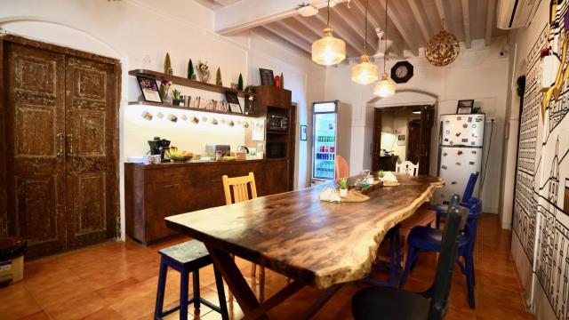 GoSolo Stays Bandra Hostel