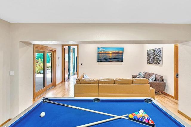 Pool Heat I Firepit and BBQ I 75"TV I Foosball I 581mbps