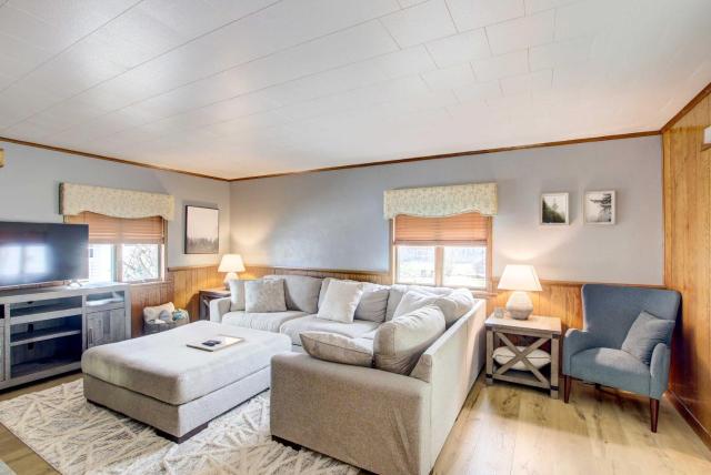 Cozy Wisconsin Abode: Walk to Lake Michigan!