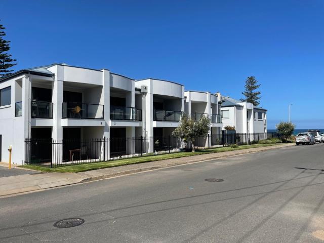 Moana Seaside Retreat - 2 Bedroom, spa , living area & pet friendly