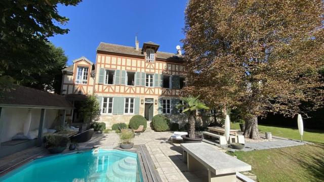 Belle demeure avec piscine, vue et accès direct à la Seine, très proche de Paris