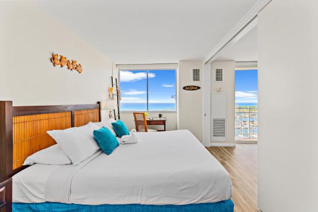 Stunning 1BR Ocean View Condo at Ilikai Marina