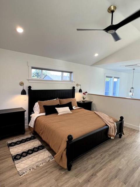 Custom Built Cottage in Downtown with Pool