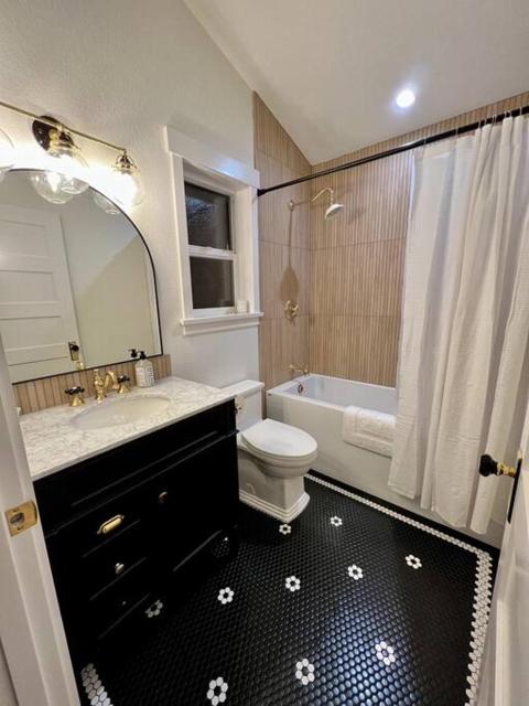 Custom Built Cottage in Downtown with Pool