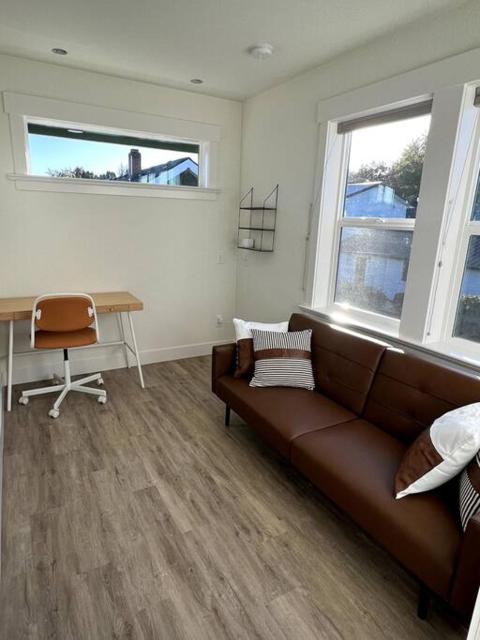 Custom Built Cottage in Downtown with Pool
