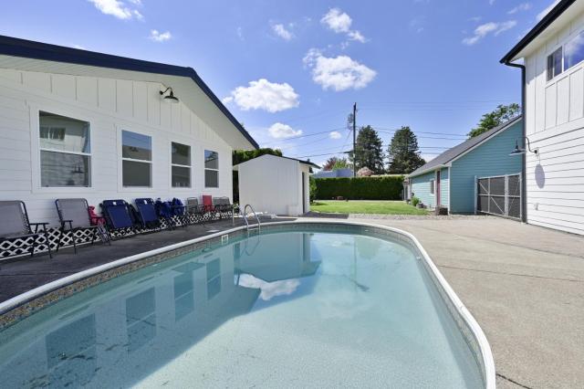 Custom Built Cottage in Downtown with Pool