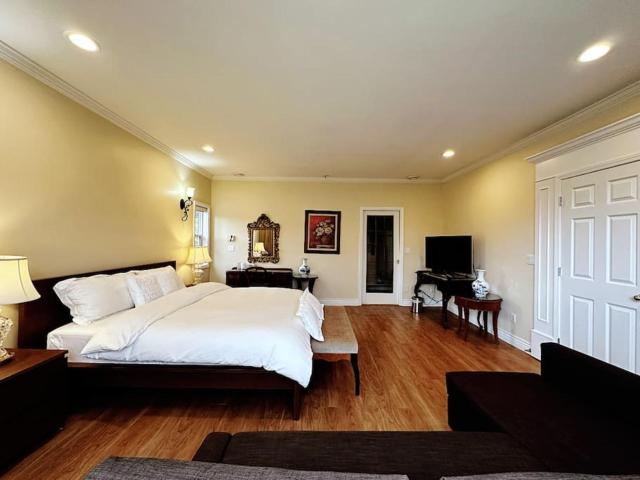 Super Cosy 8Bed & 6Bath in Vancouver heart near to airport and DownTown