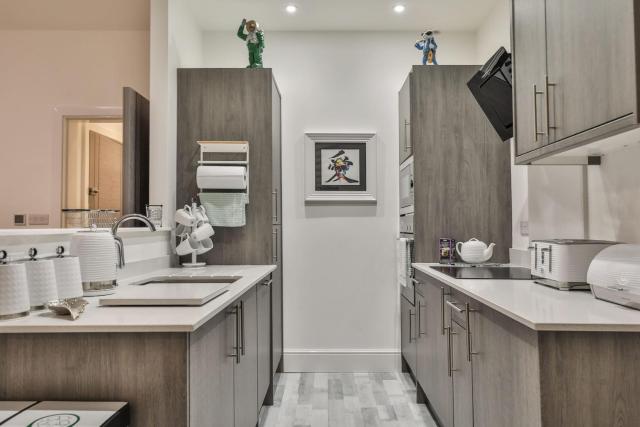 The Hepburn - Top Floor - Luxury for up to 6 guests near Open Air Theatre and North Bay