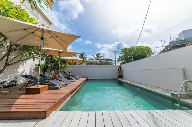 Spacious 2-Bed near Beach with Pool