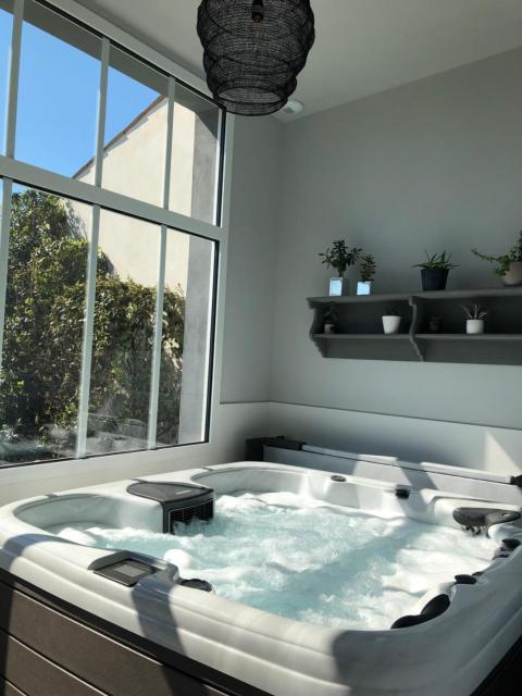 Maison M, chambre privée accès jardin piscine et jacuzzi près de La Rochelle