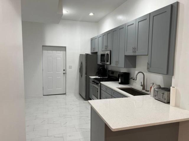 Adorable 2 bedroom with free street parking