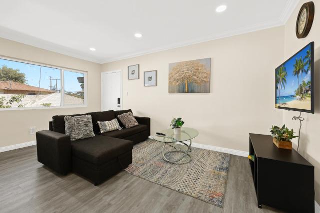Sunny & Cheerful Near I-10 Queen Beds w Parking!