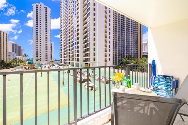 Steps to Waikiki Beach, Stylish 1BR with Parking!