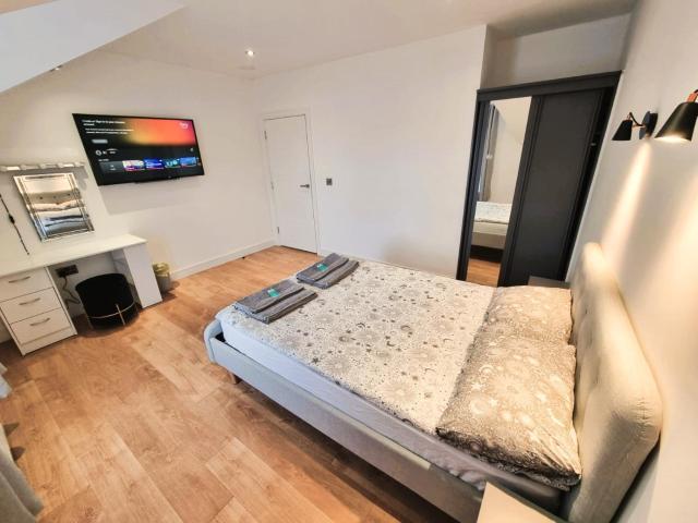 LMK, 2 Bedroom Apartment, with Roof Terrace, Free parking, EV Charger, Great Location.