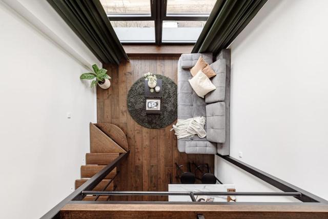 Stylish Loft, Steps to Downtown, Fast Wi-Fi