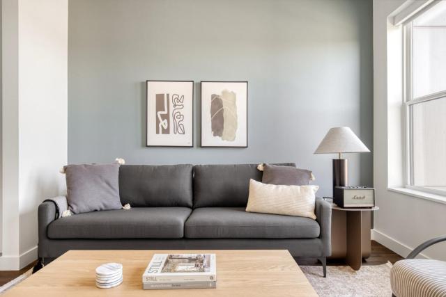 Elmhurst 1br w lounge pool gym nr Metra CHI-860
