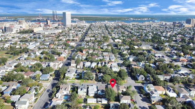 Newly Renovated Historical Galveston Home - 8 min walk to beach!