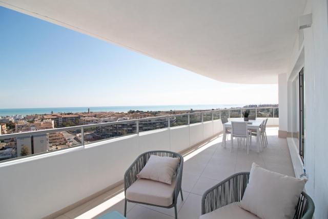 Moderno apartamento con vistas a la costa mediterranea en Gran Canet