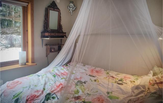 2 Bedroom Stunning Home In HÀllingsjö