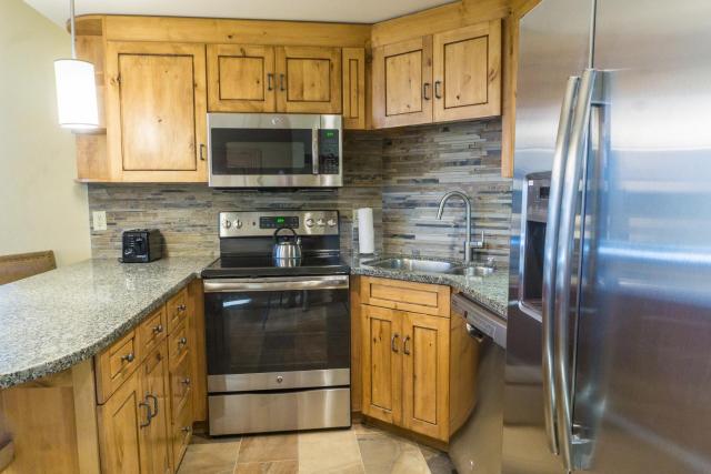 Newly updated in Canyons Village Next to Slopes Save 20% on 7 Nights!