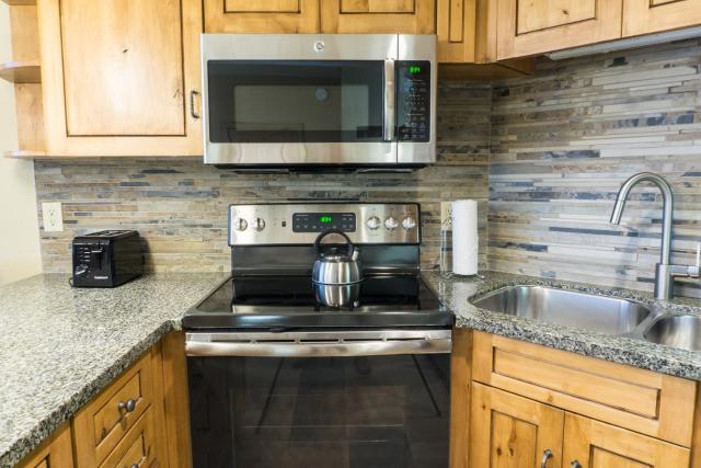 Newly updated in Canyons Village Next to Slopes Save 20% on 7 Nights!