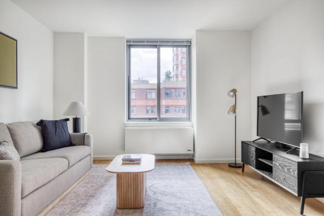 LIC 1BR w Doorman Gym Pool nr E River NYC-690
