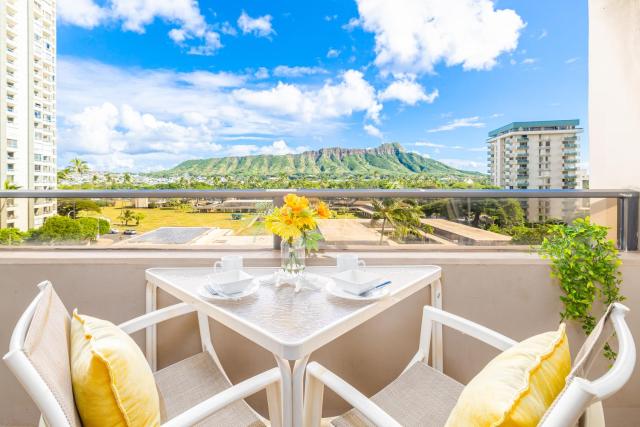 Great Diamond Head Views, 2BR Condo with Free Parking!