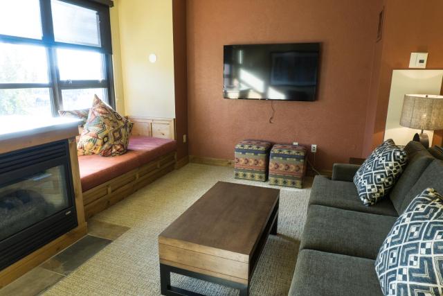 Fully Renovated Suite with Full Kitchen