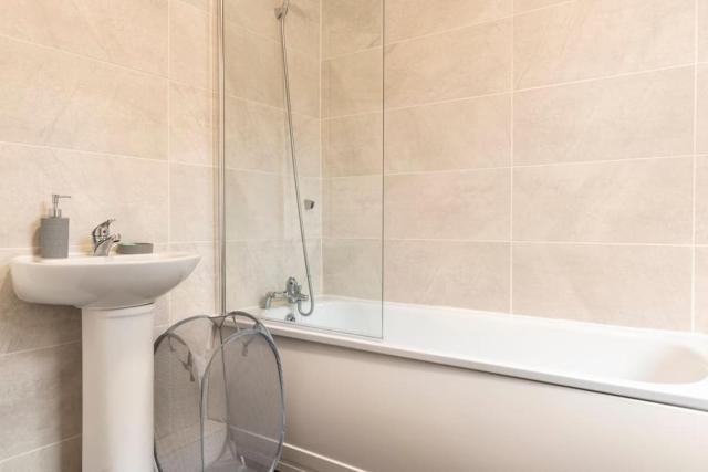 3-bedroom Home in Liverpool L15 with FREE Parking