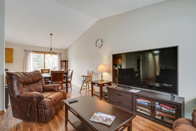 2 Mi to Super Rink: Sporty Group Getaway in Blaine