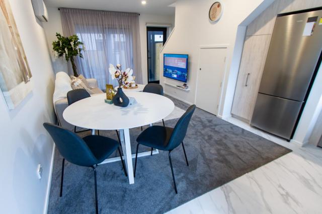 Stylish 2-Bedroom Haven Next to Hagley Park