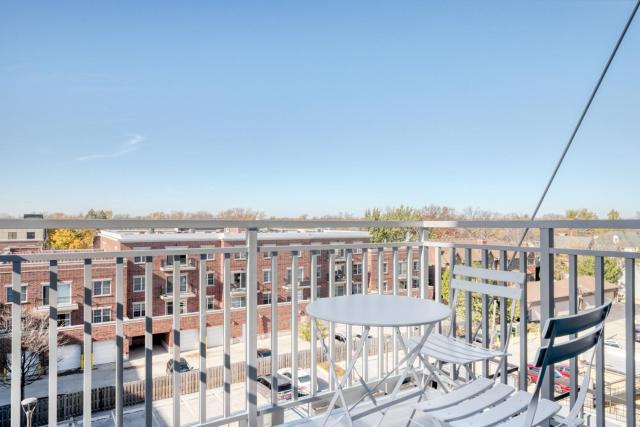 Elmhurst 1br w lounge pool gym nr Metra CHI-865