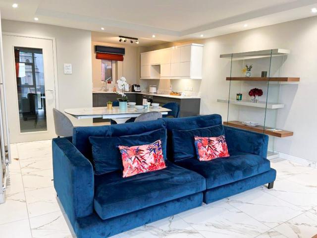 Modern Luxurious Apartment w/ Patio Balcony & View
