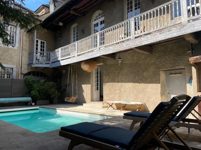 La Maison aux murs anciens et ses chambres