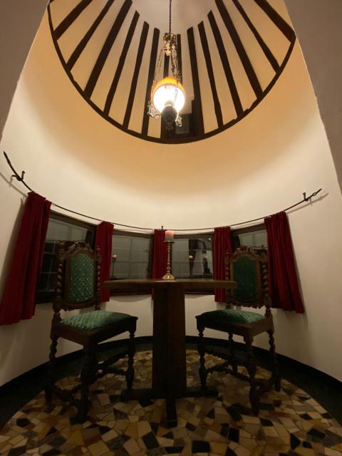 Burg Zimmer auf ca. 70 m²