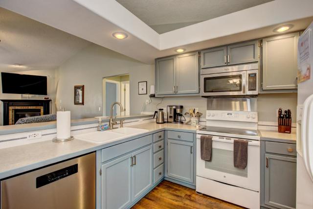 Hello Dolly! 3 beds, 2 bath, 2 TV's, Fireplace, Quiet Neighborhood in Star, ID minutes from walking trails and river views