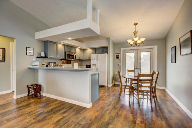 Hello Dolly! 3 beds, 2 bath, 2 TV's, Fireplace, Quiet Neighborhood in Star, ID minutes from walking trails and river views