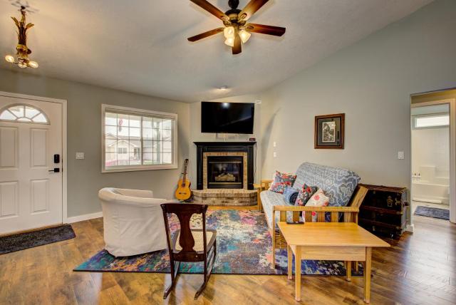 Hello Dolly! 3 beds, 2 bath, 2 TV's, Fireplace, Quiet Neighborhood in Star, ID minutes from walking trails and river views