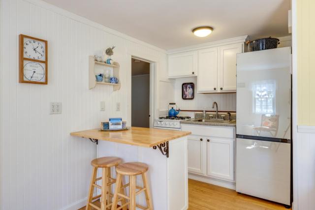 2 Mi to Beaches: Cozy Peaceful Escape w/ Deck