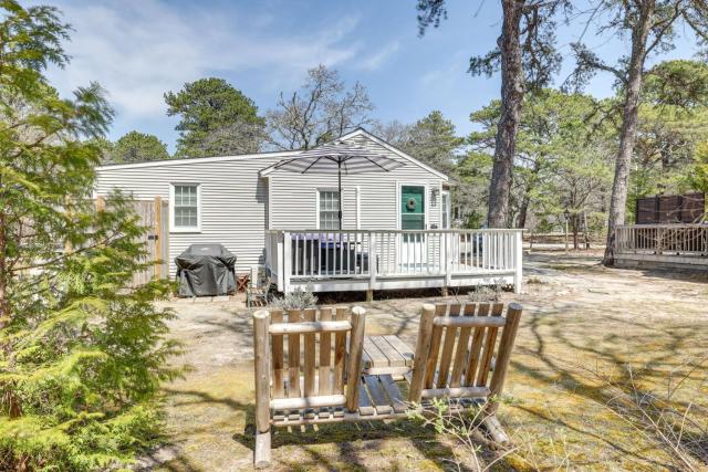 2 Mi to Beaches: Cozy Peaceful Escape w/ Deck