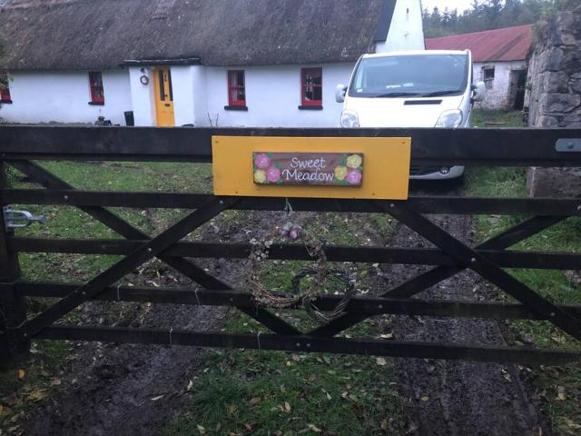 Sweet Meadow A delightful romantic thatched cottage by river Shannon on 4 acres is for peace party family or work from home
