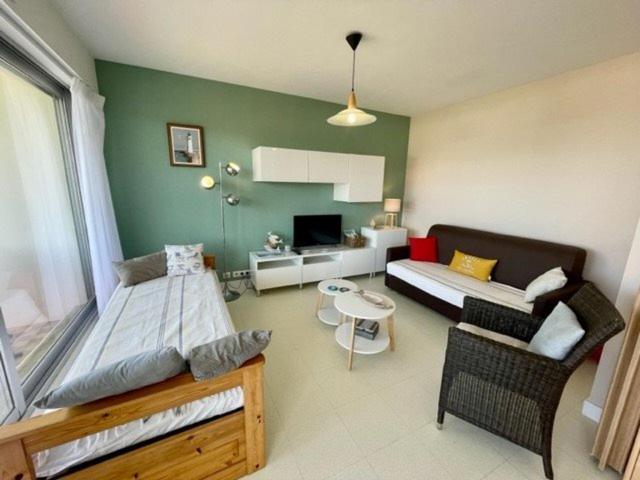 Studio rénové, balcon, animaux admis, parking