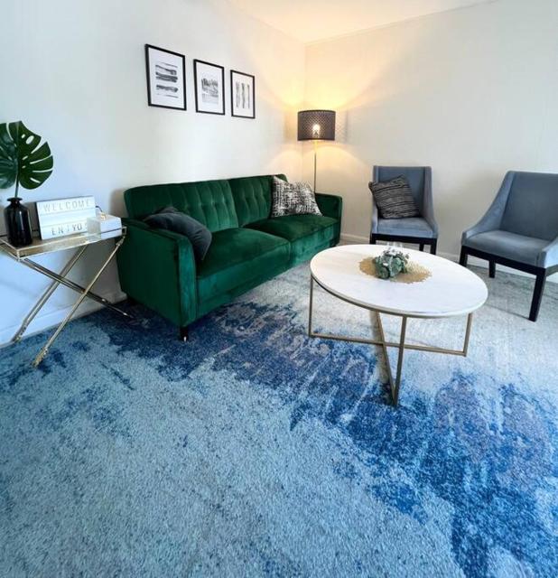 LOCATION! Apartment in Coconut Grove with parking