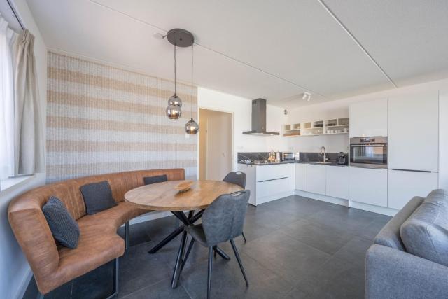 Meerzicht 24 - Luxury family accommodation with beautiful lake side view