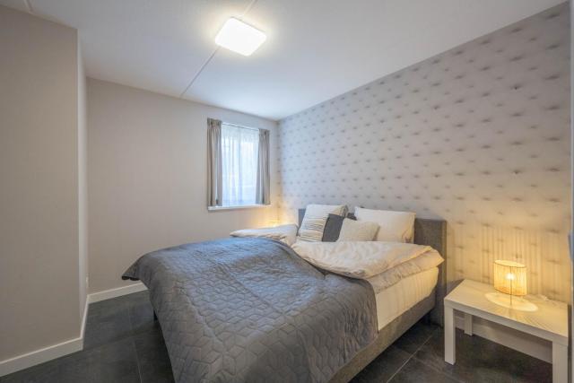 Meerzicht 24 - Luxury family accommodation with beautiful lake side view