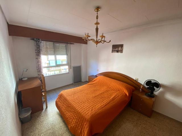 FLAT FAMILY NEAR BEACH GARDEN CENTER AND METRO