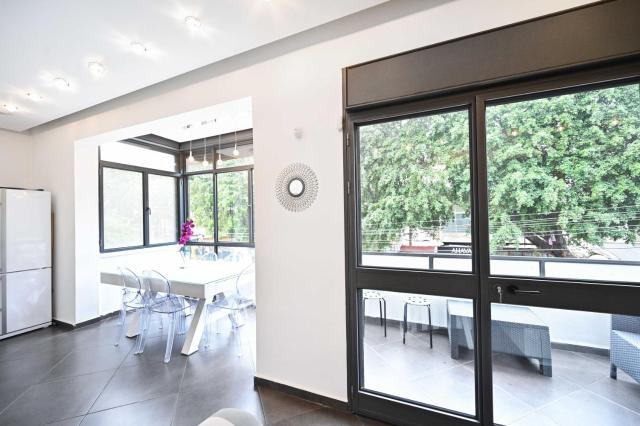 Central 3-BR with Terrace in Dizengoff