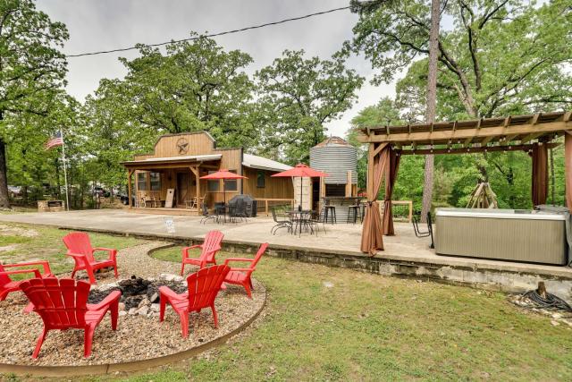 2 Mi to Choctaw Landing: 'Western Daze' Cabin!