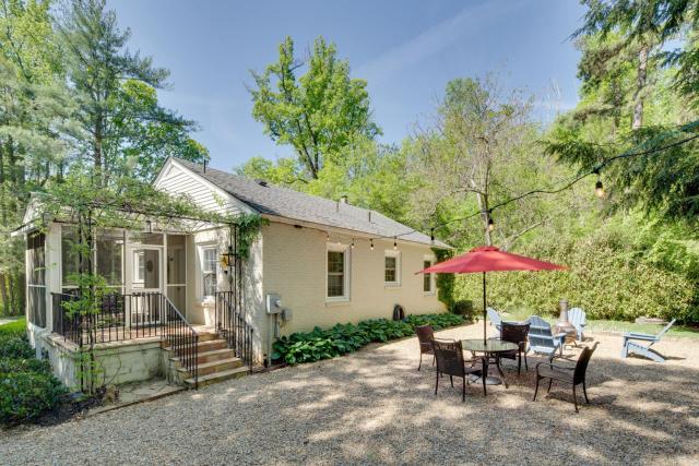 7 Mi to the Biltmore: 'Le Canard' Cottage w/ Porch