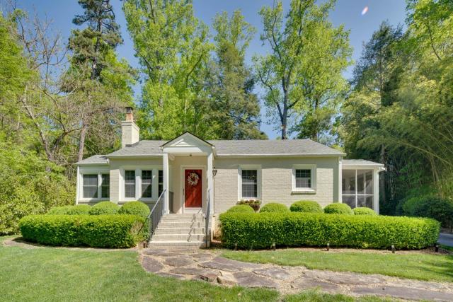 7 Mi to the Biltmore: 'Le Canard' Cottage w/ Porch